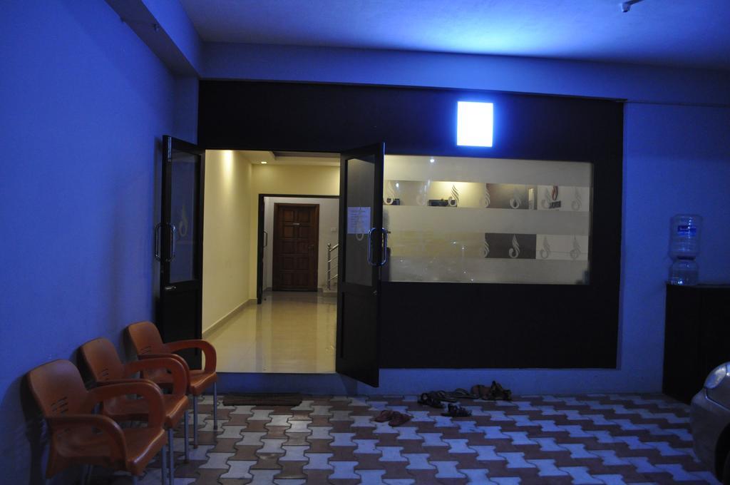 Jyothi Suites Tiruchirappalli エクステリア 写真